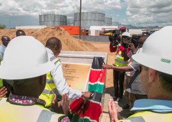 President Kenyatta flagging off trucks loaded with crude oil from Ngamia 8, in the Turkana oil fields as part of the Early Oil Pilot Scheme.