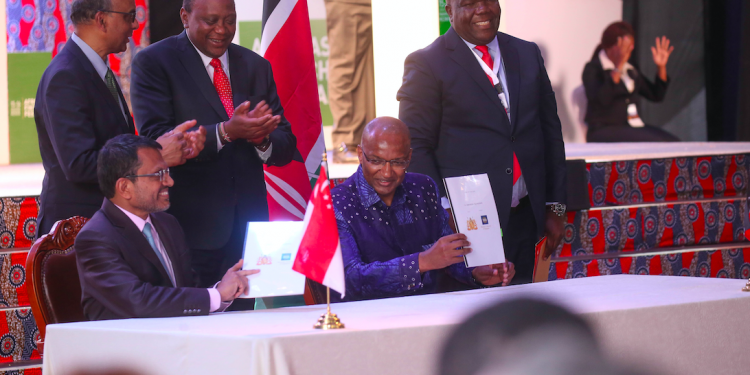 President Uhuru Kenyatta witnesses as CBK Governor, Dr. Patrick Njoroge, and the Monetary Authority of Singapore MD, Ravi Menon, sign of an MoU between the two institutions to establish cooperation on developingdigital infrastructure