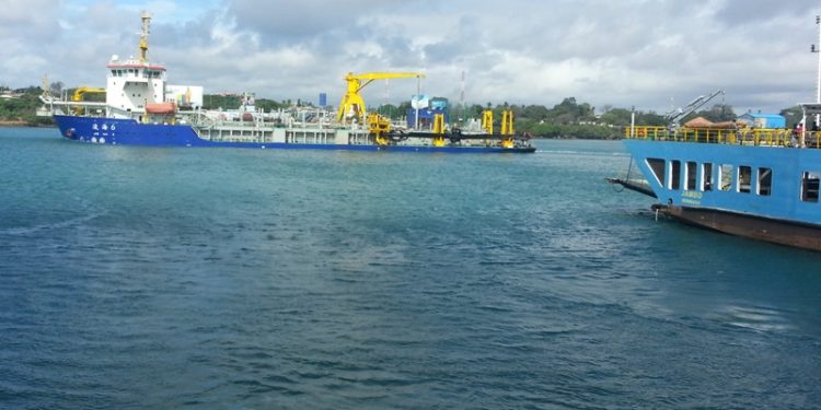 20190513 100850 Chinese DREDGER Ferry