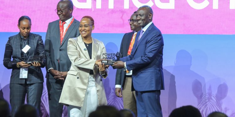 Mumbi Ndung’u, Chief of Growth & Operations at Power Learn Project, receives the Founders Award at the YES! Army Youth Energy Summit, presented by H.E. the President of Kenya, Dr. William Ruto.