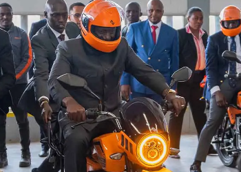 President William Ruto riding electric motorcycle in Nairobi (PHOTO: Courtesy)