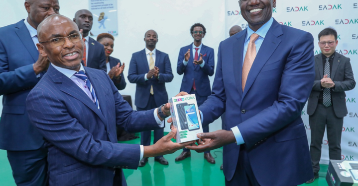 President William Ruto (R) and Safaricom CEO Peter Ndegwa