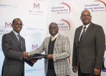 Mi Vida Homes CEO Samuel Kariuki (L), IHS Kenya co-MDs Peter Mayavi and Kioi Wambaa (R) sign an agreement for delivering affordable housing in Kenya.